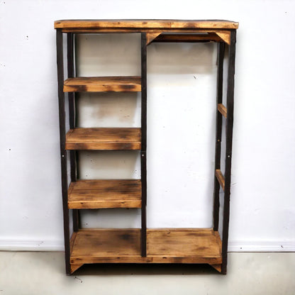 Perchero y estantes cuadrados para ropa.