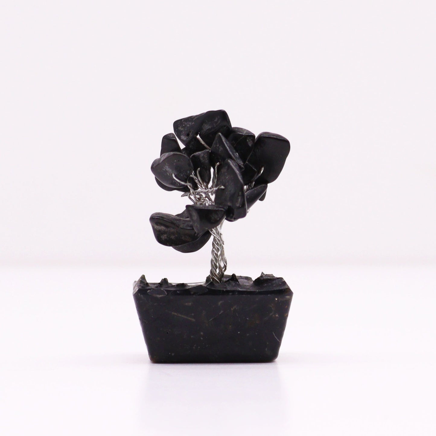 Mini arbre à pierres précieuses sur base en orgonite – Agate noire (15 pierres)