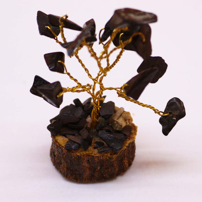 Mini arbre à pierres précieuses sur socle en bois – Agate noire (15 pierres)