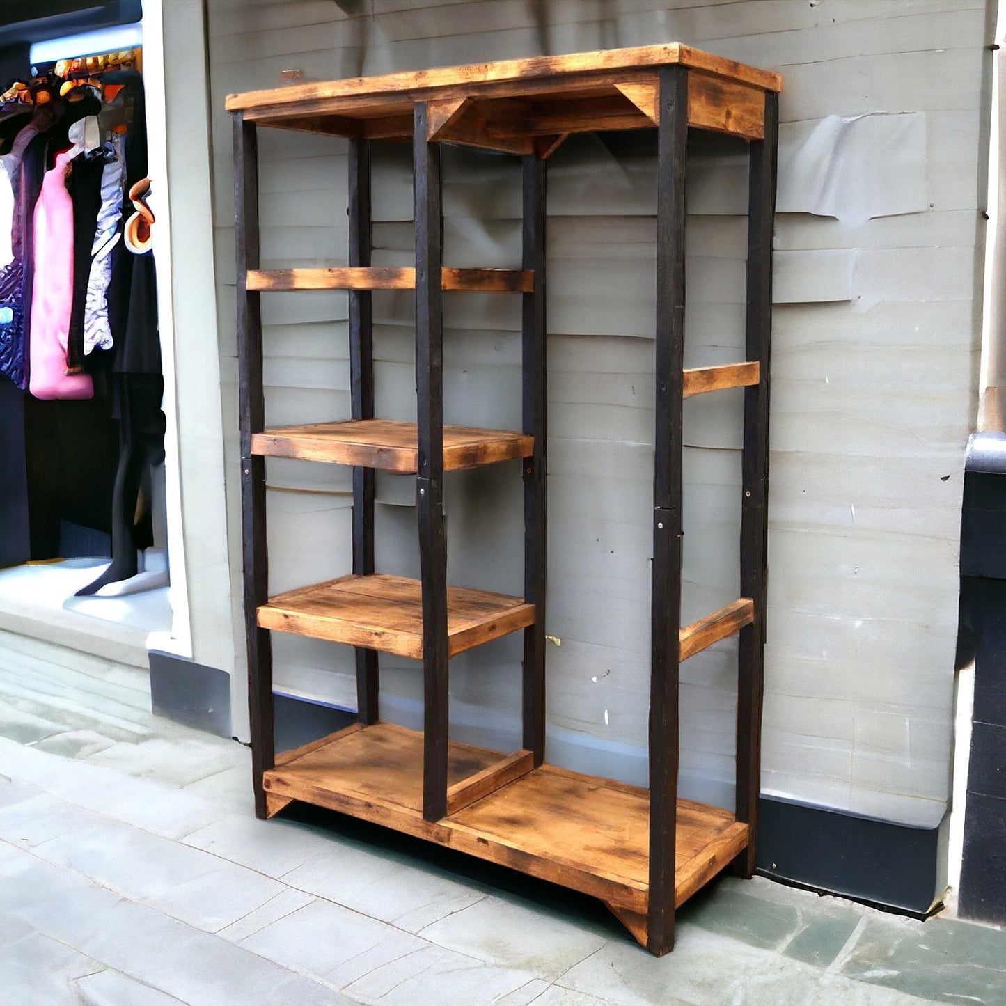 Perchero y estantes cuadrados para ropa.