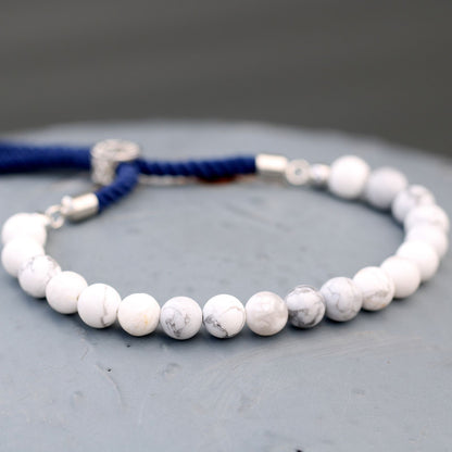 Pulsera de hilo azul marino de Khaulita Blanca