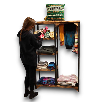 Perchero y estantes cuadrados para ropa.