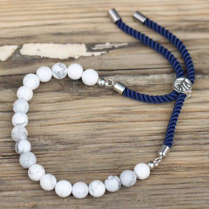 Pulsera de hilo azul marino de Khaulita Blanca