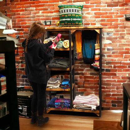 Perchero y estantes cuadrados para ropa.