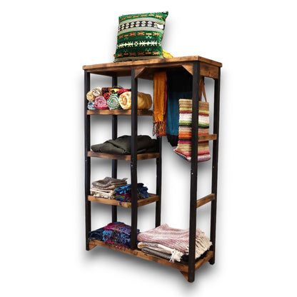 Perchero y estantes cuadrados para ropa.