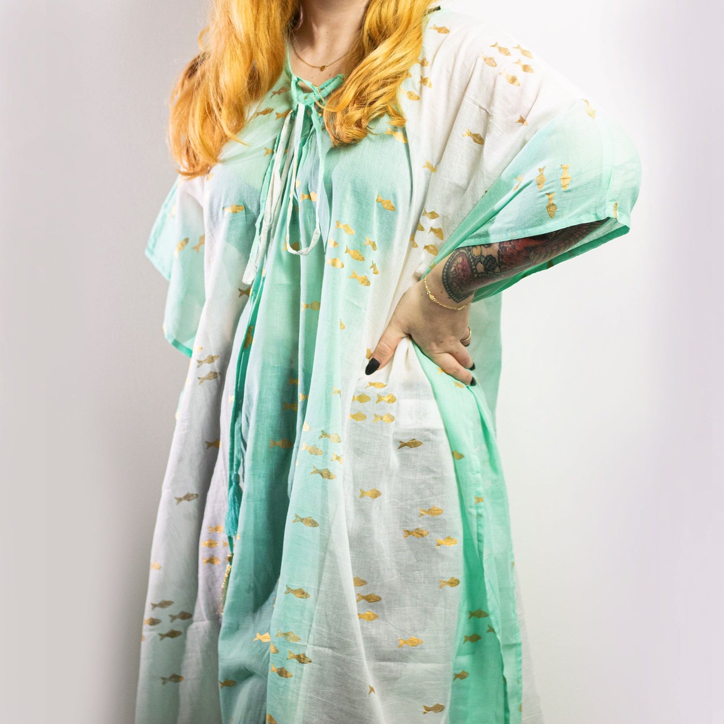 Colección Nómada Sari Mediterráneo - Kaftan - Diseño de Peces en Blanco, Turquesa y Oro