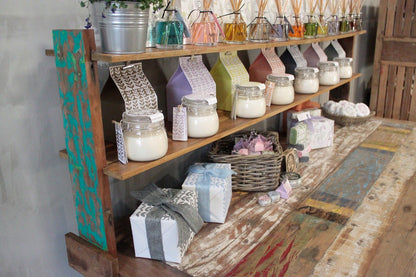 Table standard de 2,2 m avec étagère supérieure