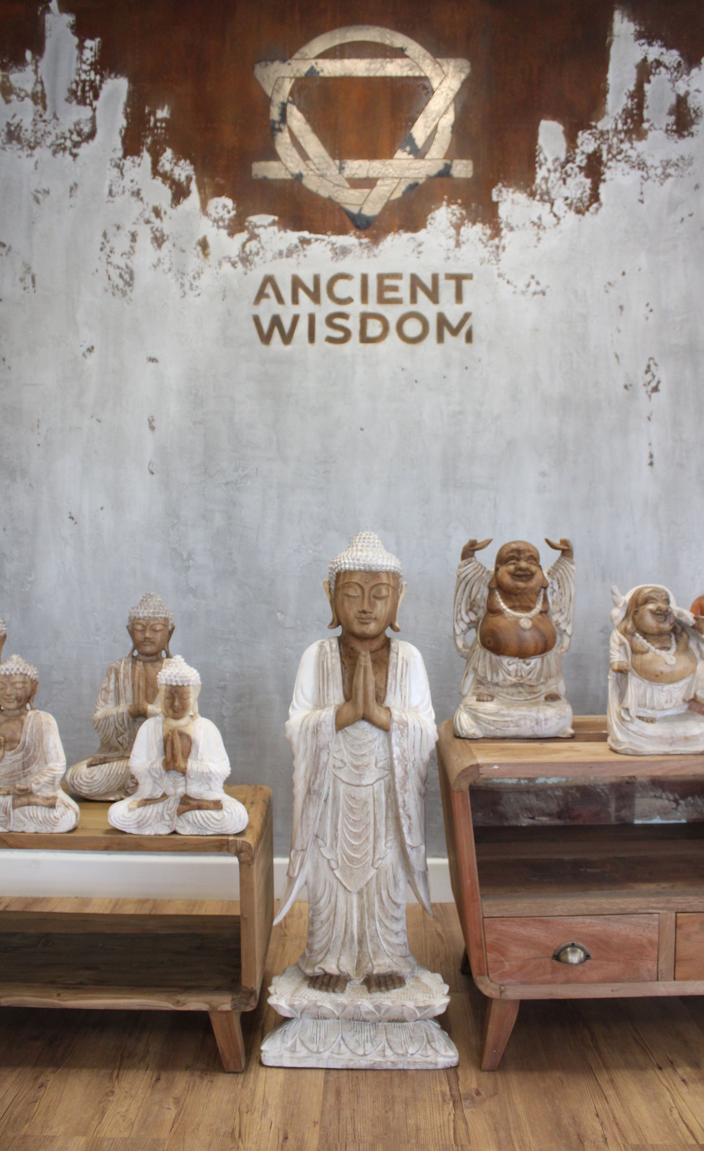 Estatua de Buda en pie - Encalado - 1m Bienvenida