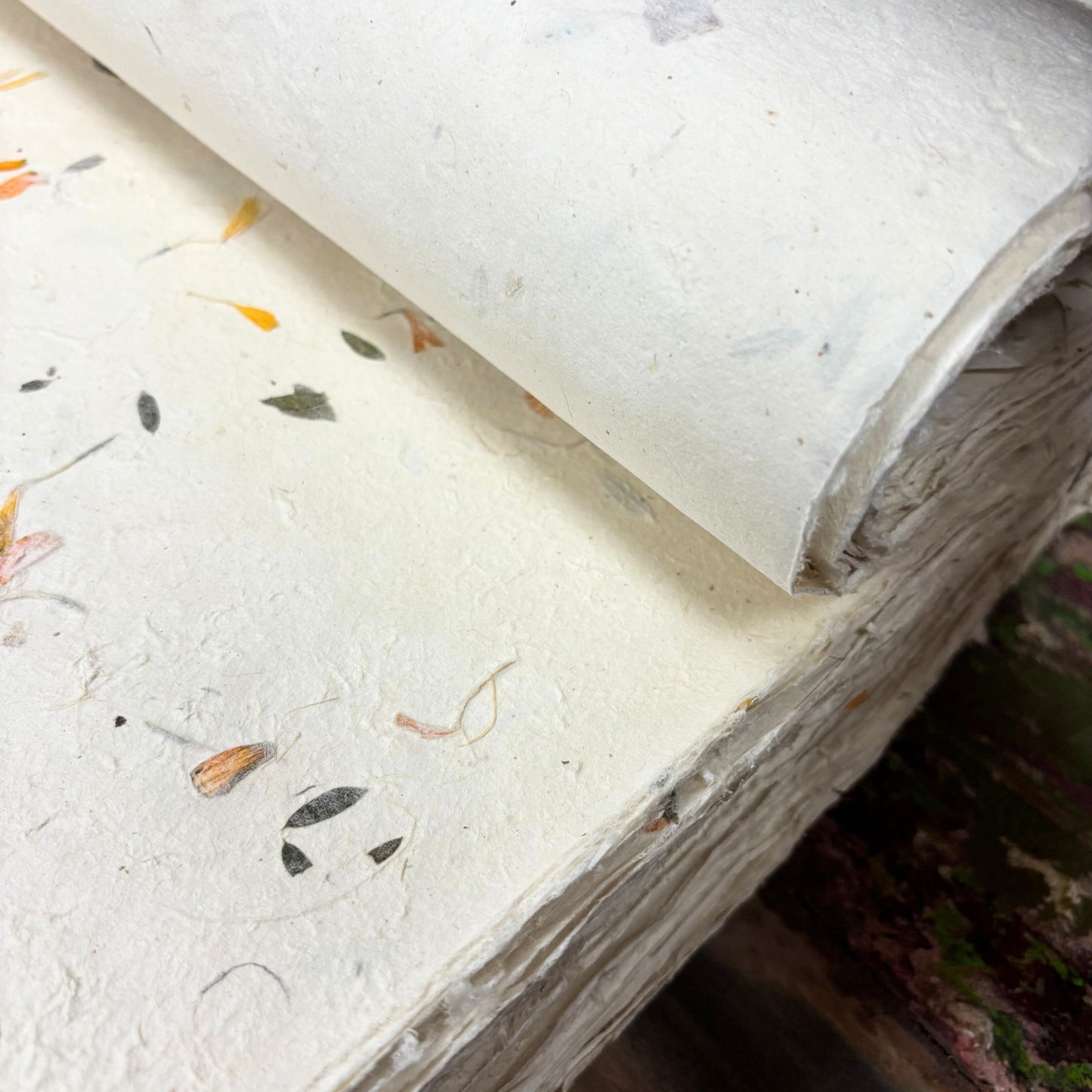 Papier cadeau artisanal Lokta - Mélange floral