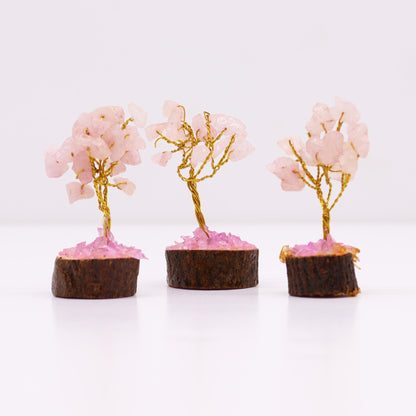 Mini arbre à pierres précieuses sur socle en bois – Quartz rose (15 pierres)