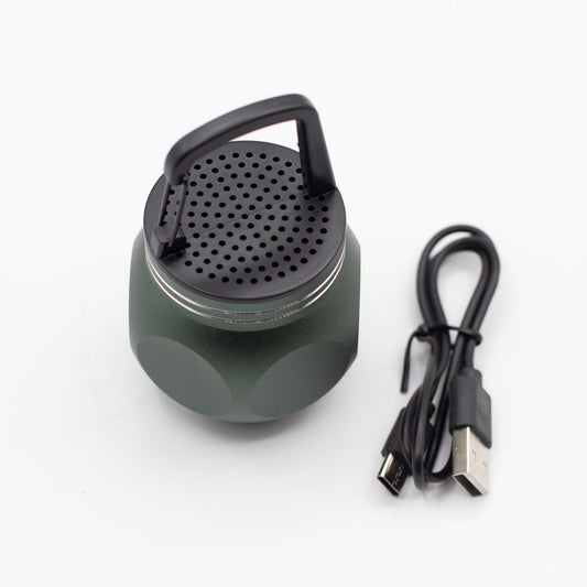 Altavoz mini verde con gancho para acampar
