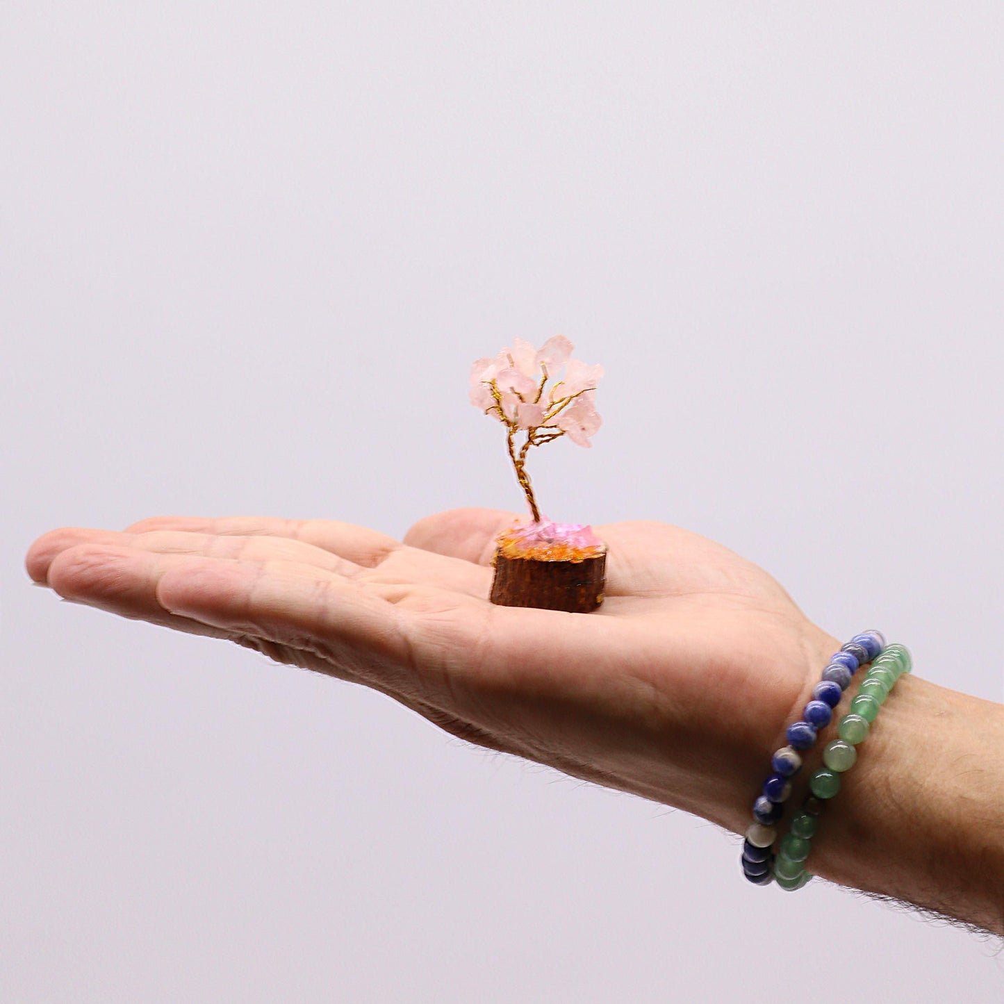 Mini arbre à pierres précieuses sur socle en bois – Quartz rose (15 pierres)
