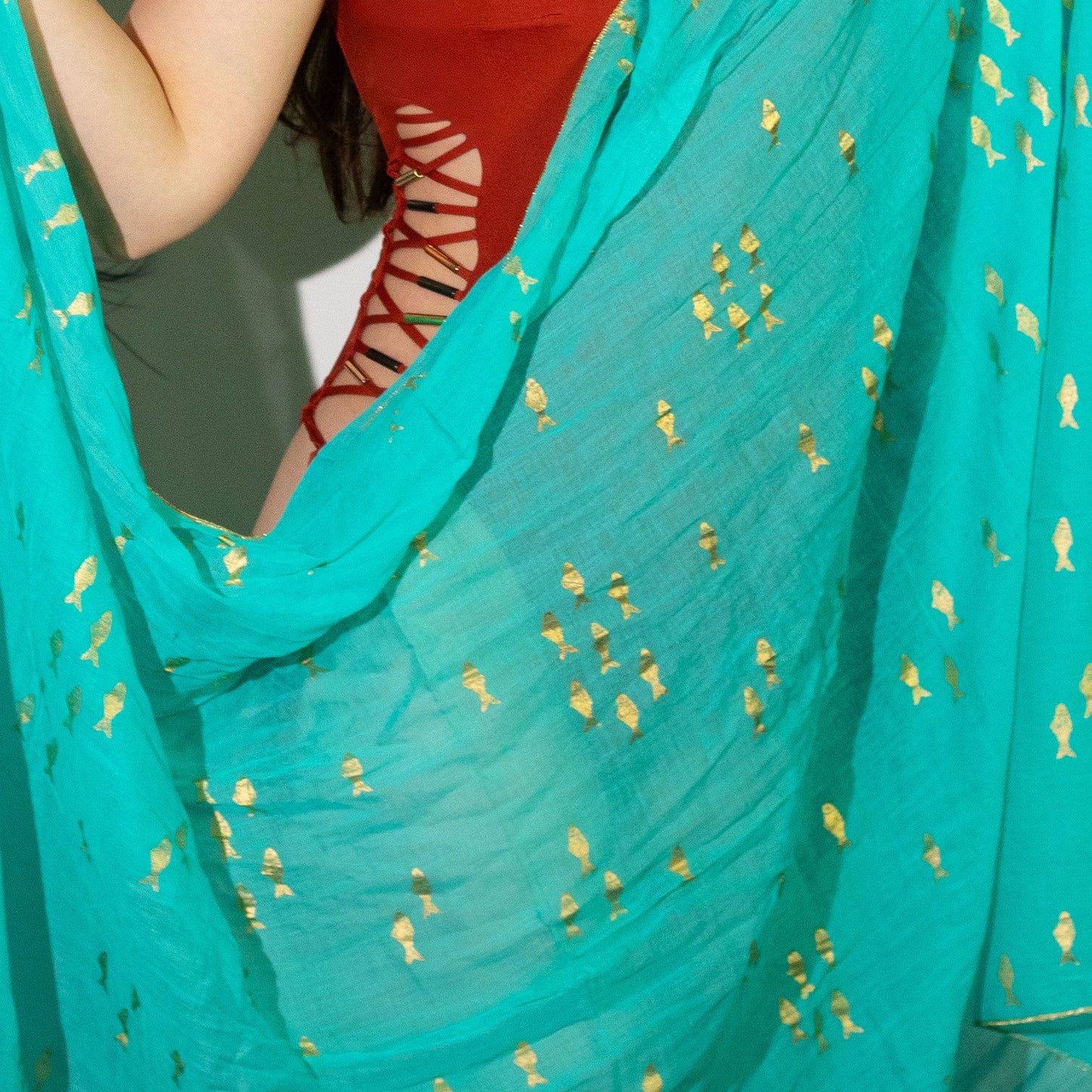 Colección Nómada Sari Mediterráneo - Pareo - Diseño de Peces en Turquesa y Oro