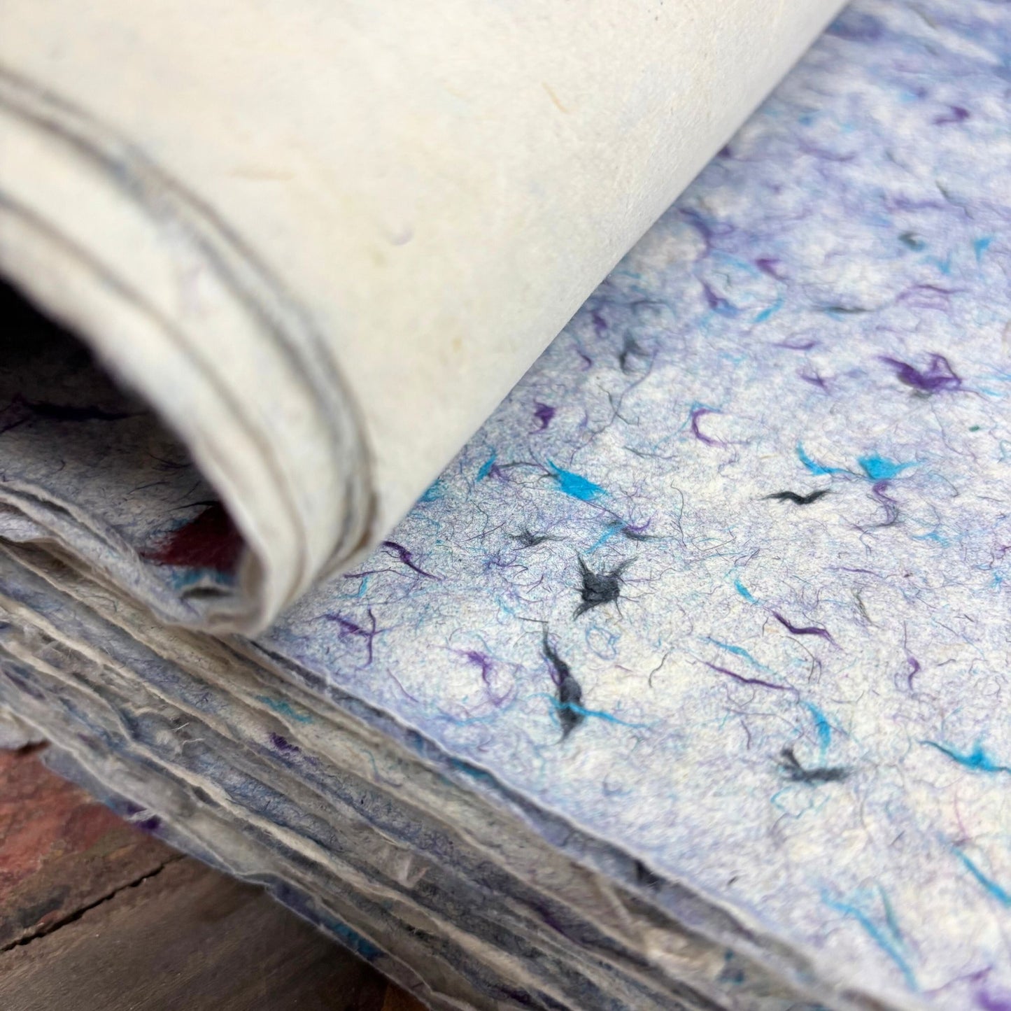 Papier cadeau artisanal Lokta - Coton bleu