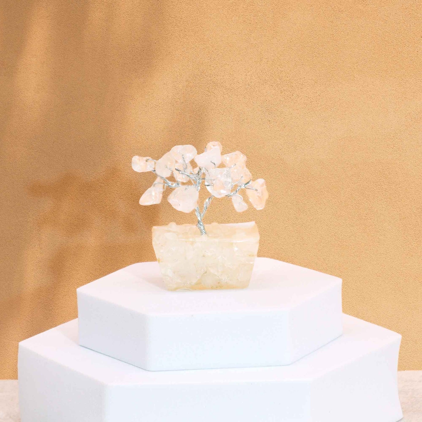 Mini arbre à pierres précieuses sur base en orgonite – Quartz rocheux (15 pierres)