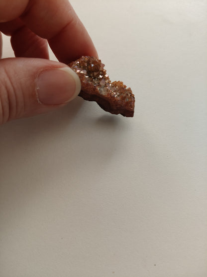 Aura d'améthyste druse. Poids : 9,20 g environ. Dimensions : 3,5 x 1,5 cm environ.