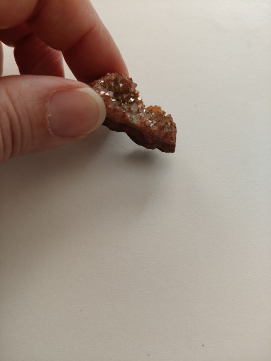 Aura d'améthyste druse. Poids : 9,20 g environ. Dimensions : 3,5 x 1,5 cm environ.