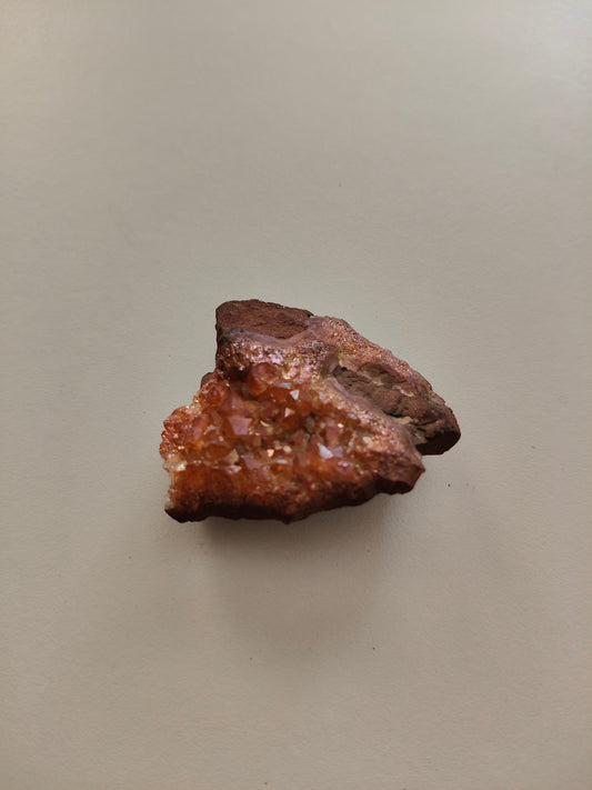 Druse d'aura d'améthyste. Poids : environ 22,80 g. Dimensions : environ 3,5 x 3 cm.