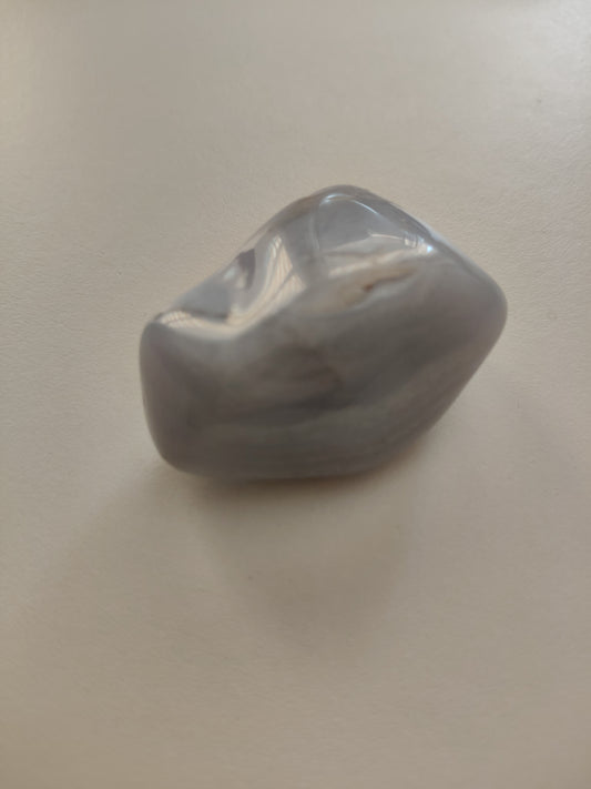Grande pierre roulée en calcédoine bleue, environ 45 g, environ 5 x 3 cm.