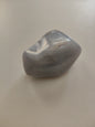 Grande pierre roulée en calcédoine bleue, environ 45 g, environ 5 x 3 cm.