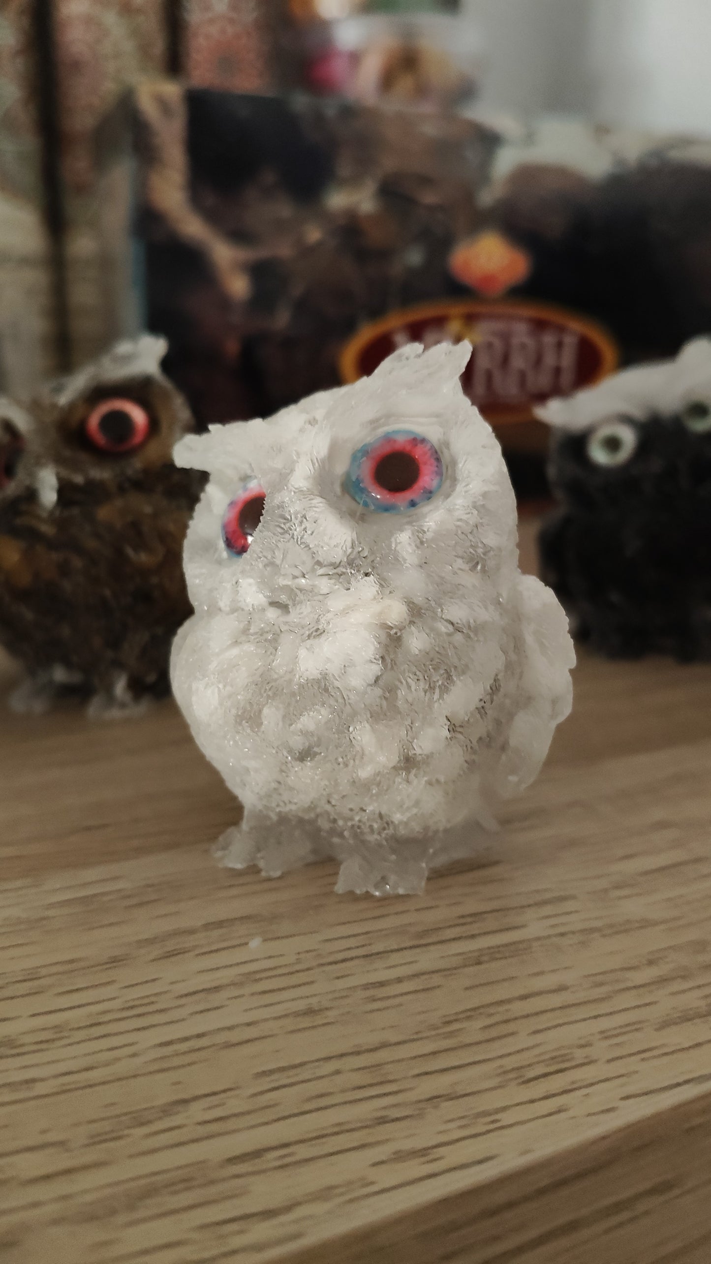 Hibou rempli de copeaux de howlite
