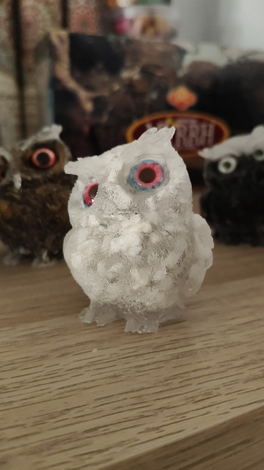 Hibou rempli de copeaux de howlite