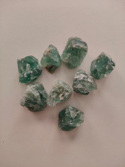 Minéral Fluorite brut (vous ne pourrez pas choisir le minéral sur la photo, il sera envoyé selon disponibilité) Poids : 20-30gr environ.
