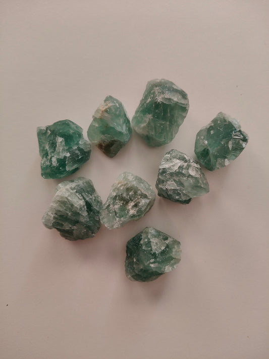 Minéral Fluorite brut (vous ne pourrez pas choisir le minéral sur la photo, il sera envoyé selon disponibilité) Poids : 20-30gr environ.