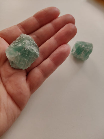 Minéral Fluorite brut (vous ne pourrez pas choisir le minéral sur la photo, il sera envoyé selon disponibilité) Poids : 20-30gr environ.