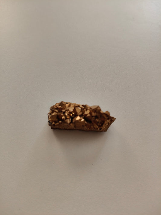 Aura d'améthyste druse. Poids : 9,50 g environ. Dimensions : 3,5 x 1 cm environ.