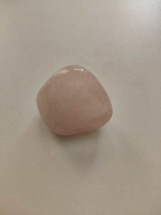 Grande pierre roulée en quartz rose, environ 35,50 g, environ 3,5 x 3 x m.