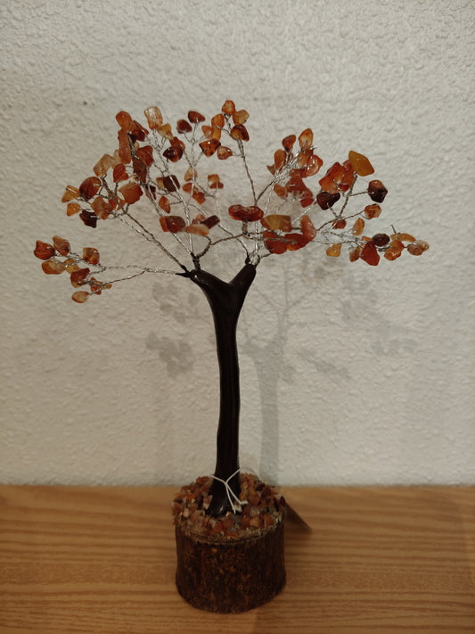 Arbre avec éclats de pierre de cornaline naturelle et base en bois