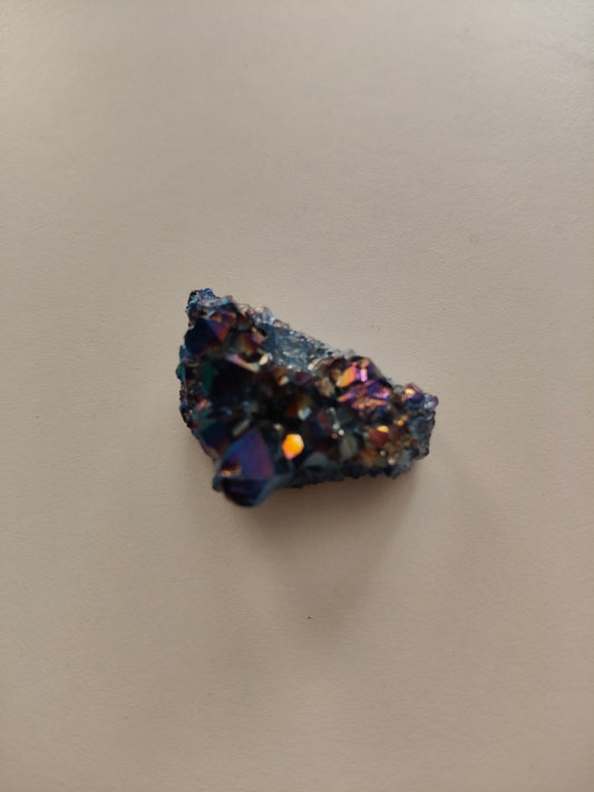 Aura d'améthyste druse. Poids : environ 19,90 g. Dimensions : environ 3'5x2'5 cm.