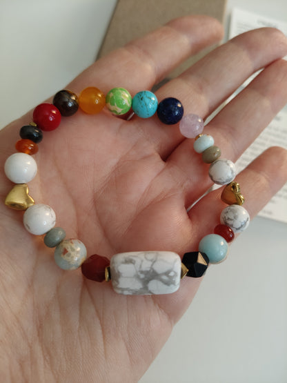 Bracelet Howlite avec 7 pierres de chakra (comprend une boîte, un sac en velours et des cartes explicatives)