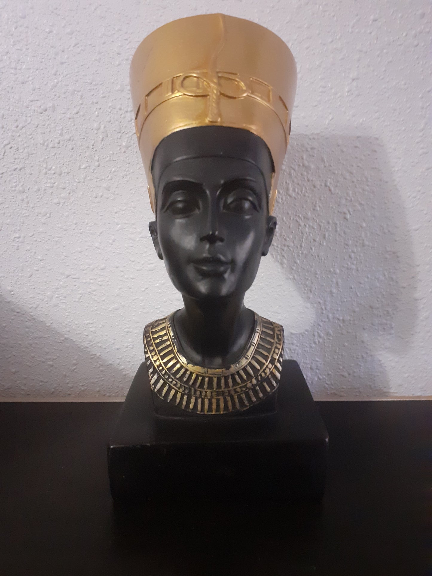Figurine en résine Néfertiti noire/dorée