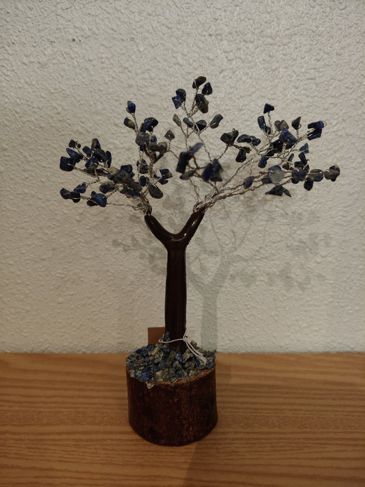 Arbre avec éclats de pierre de sodalite naturelle et base en bois