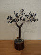 Arbre avec éclats de pierre de sodalite naturelle et base en bois