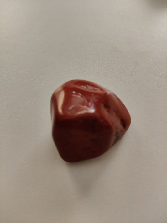 Gros galet de jaspe rouge, environ 35,60g et environ 3x3,5cm.