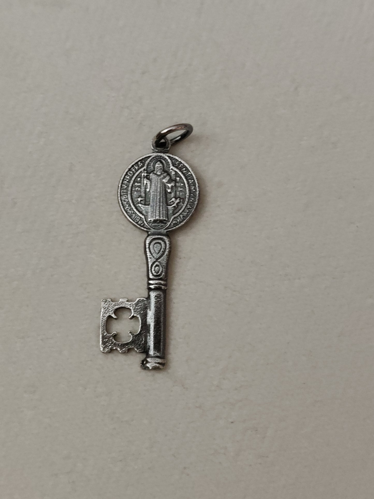 Pendentif clé Saint Benoît en argent sterling