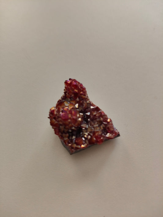 Aura d'améthyste druse. Poids : 15,90 g environ. Dimensions : 3 x 2,5 cm environ.