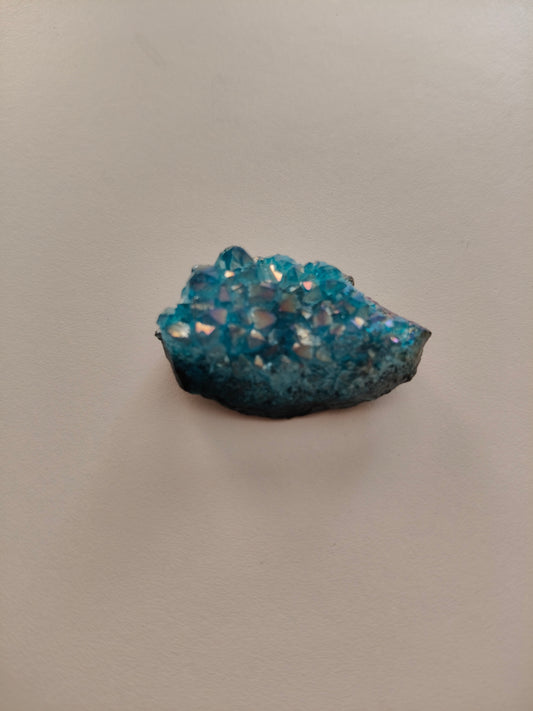 Aura d'améthyste druse. Poids : 16,80 g environ. Dimensions : 4 x 2 cm environ.