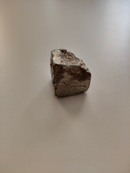 Pyrite brute. Poids : environ 37,69 g. Dimensions : environ 2 x 2 cm.