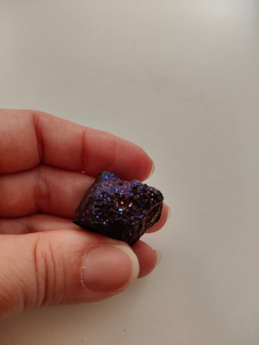 Aura d'améthyste druse. Poids : environ 16,20 g. Dimensions : environ 2'5x2 cm.