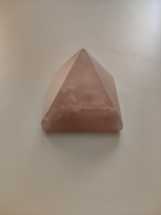 Pirámide de Cuarzo Rosa de 55,5gr aprox y 3'5x3'5cm aprox.