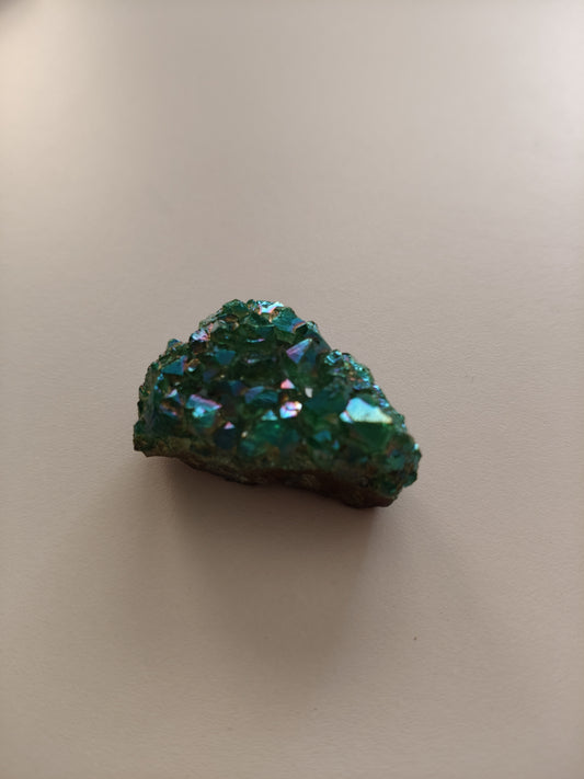 Aura d'améthyste druse. Poids : environ 28 g. Dimensions : environ 4 x 2'5 cm.