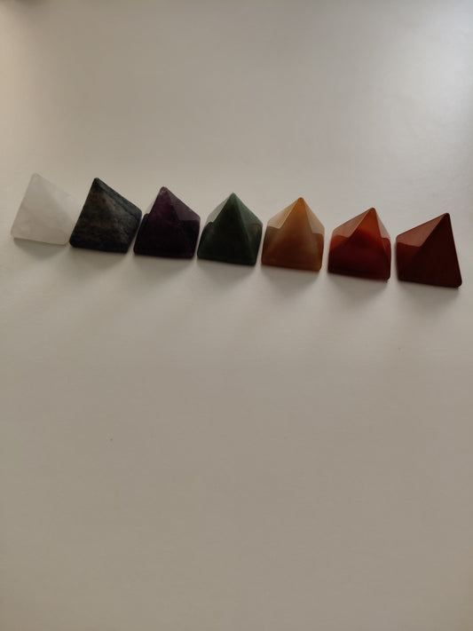 Lot de 7 pyramides minérales des 7 Chakras, 2,5x3cm environ. Poids : 16,85g environ.