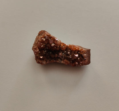 Aura d'améthyste druse. Poids : 9,20 g environ. Dimensions : 3,5 x 1,5 cm environ.