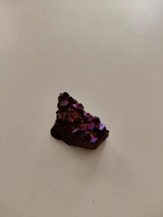 Druse d'aura d'améthyste. Poids : environ 11,20 g. Dimensions : environ 3 x 1,5 cm.