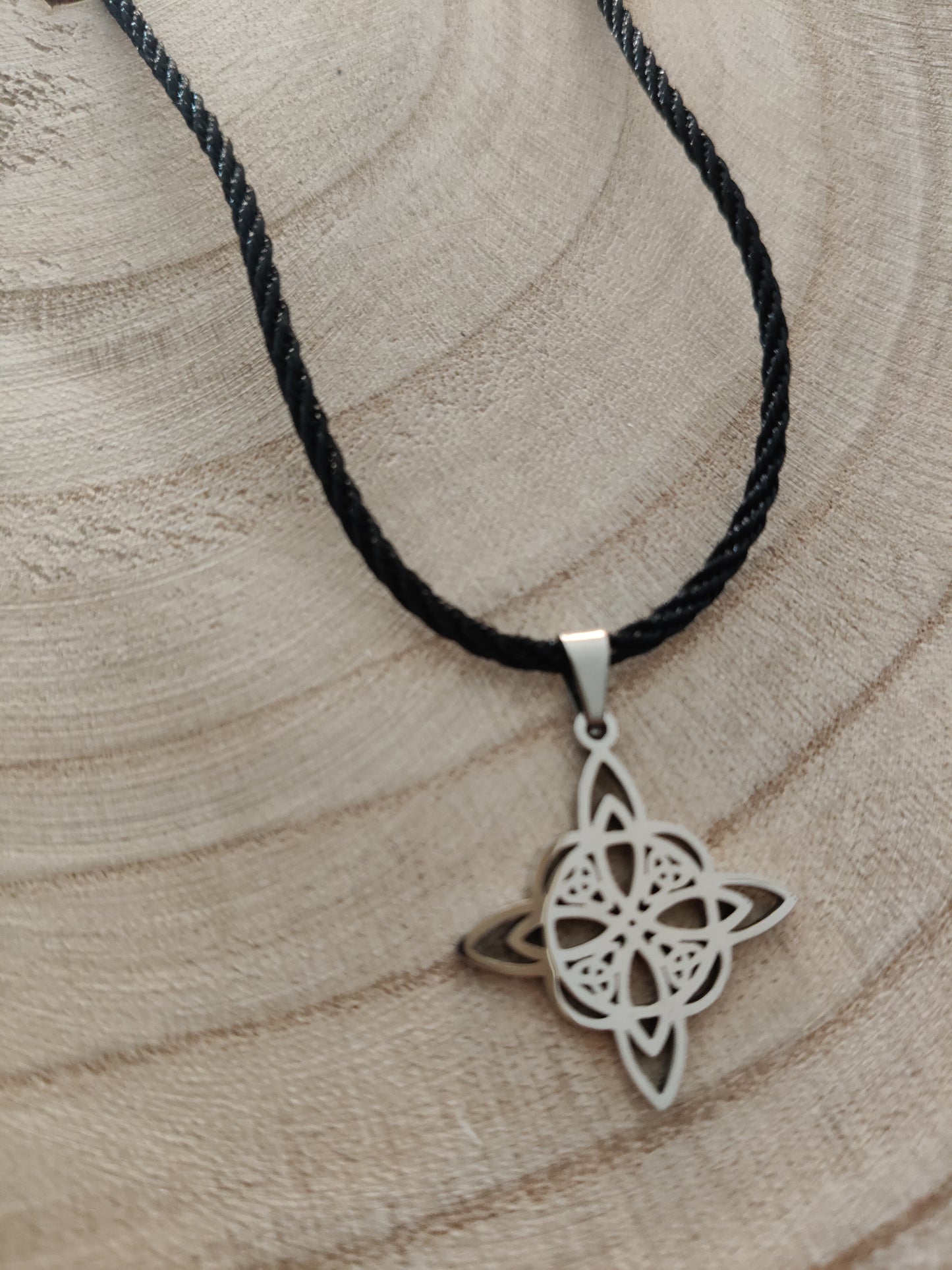 Colgante nudo de bruja con Triquetas
