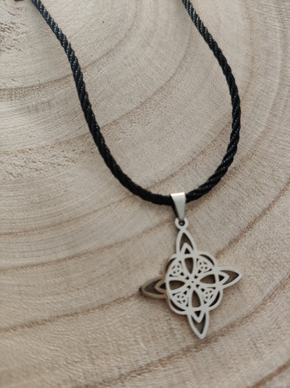 Colgante nudo de bruja con Triquetas